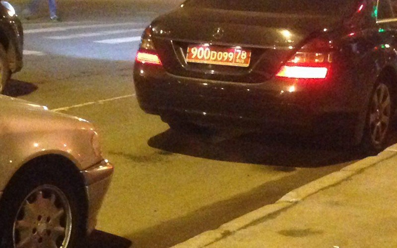 Автомобиль с дипломатическими номерами, который принадлежит экс-почетному консулу Таджикистана в Петербурге.