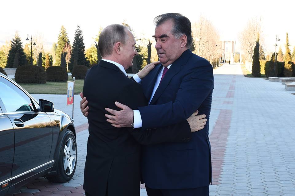 Владимир Путин на встрече с Эмомали Рахмоном в ходе визита в Душанбе 27 феврая 2017 года.