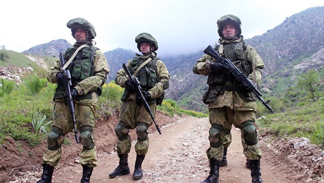 Российские военные провели стрельбы на учениях в предгорьях Памира