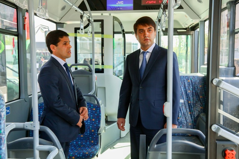 Мэр в новом автобусе марки «ISUZU».