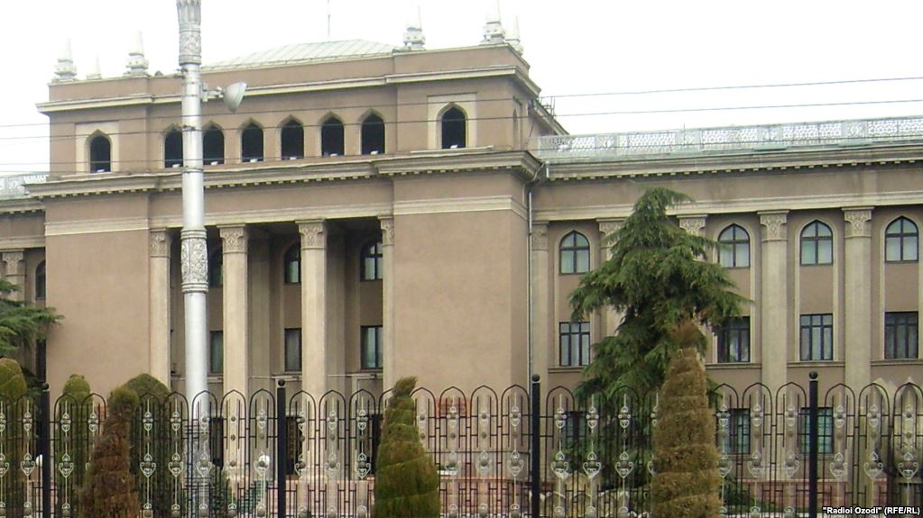 Водитель совершил попытку суицида у здания мэрии Душанбе