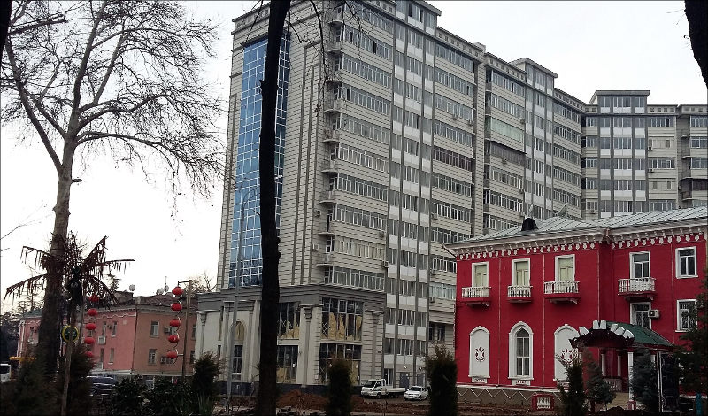 Точечные застройки в центре Душанбе.