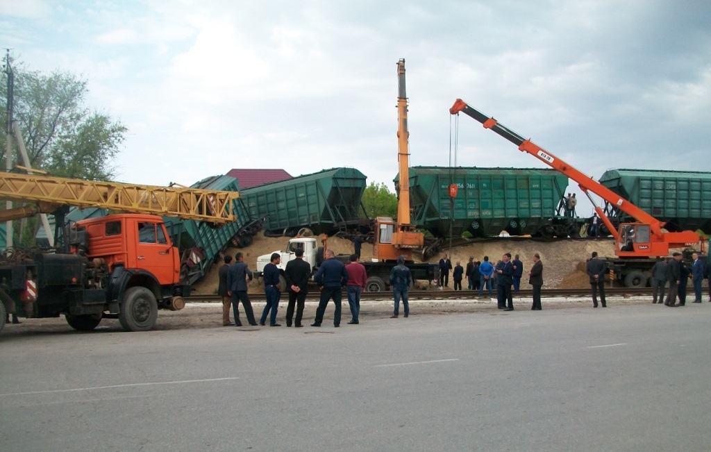 На севере Таджикистана с путей сошел грузовой состав
