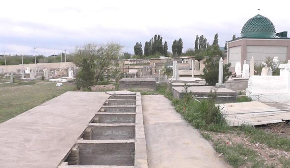 Вот в таких специальных сооружениях хоронять людей на кладбище в Худжанде.