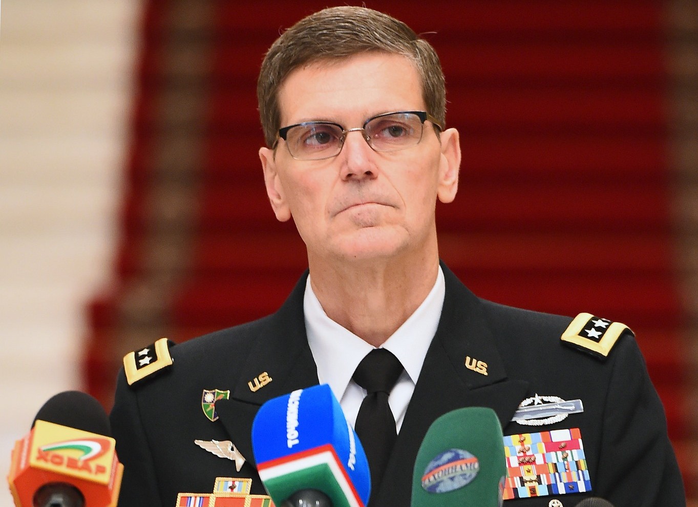 Командующий Центральным командованием США генерал Джозеф Л. Вотел в Душанбе, 25 апреля 2017 года
