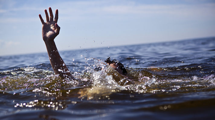 В Таджикистане девочка при попытке сделать селфи упала в реку. Тело девятиклассницы не найдено