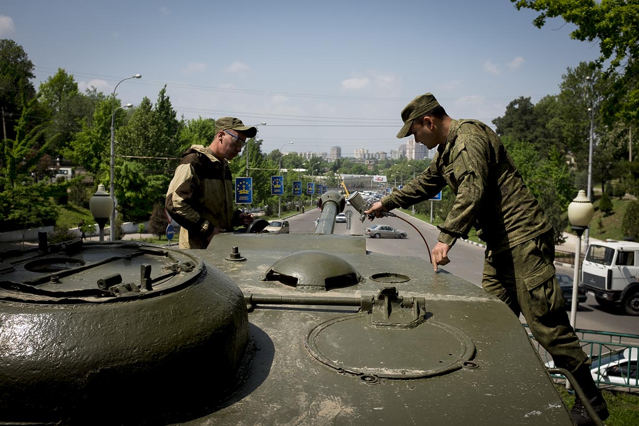 Группа «Память-201» провела ежегодную реставрацию танка ИС-2 в Душанбе