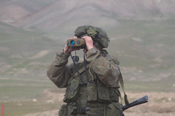 Российские военные в горах Таджикистана уничтожили склад условных террористов