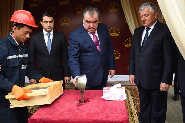 Эмомали Рахмон дал старт строительству нового здания Верховного суда Таджикистана. Это будет дворец