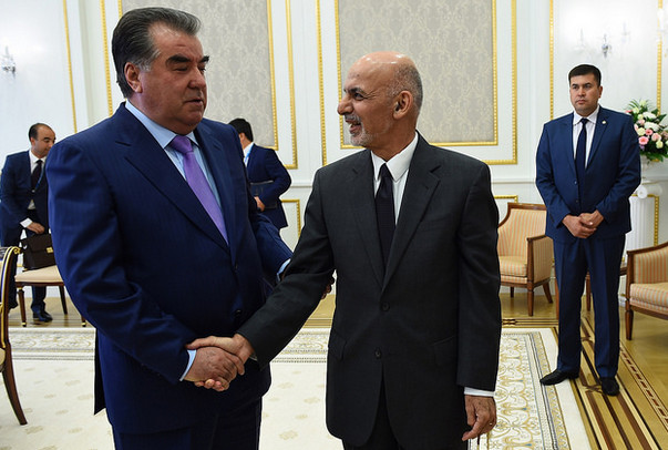 Президенты Таджикистана и Афганистана на встрече в Ташкенте. 23 июня 2016 года