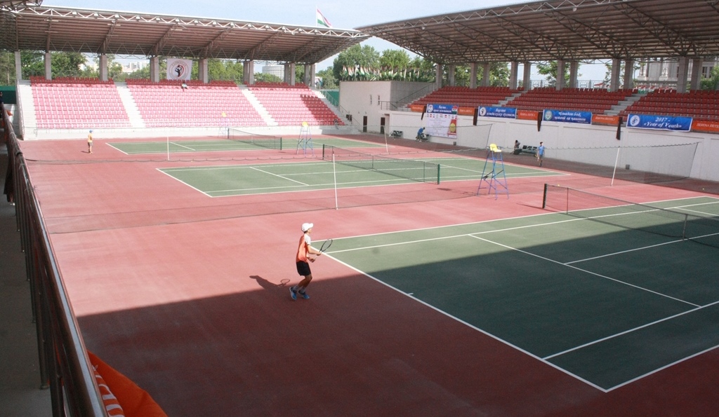На летних теннисных кортах компании «Таджикская железная дорога» идут международные соревнования Tajikistan Open для юниоров.