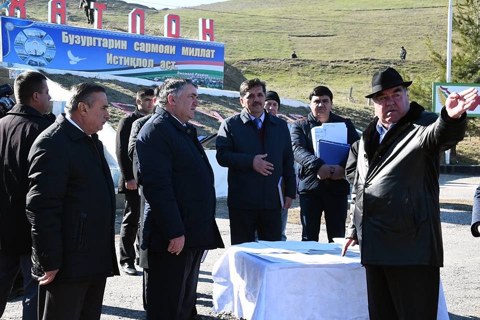 Президент 4 марта посетил с рабочей поездкой Хуросонский район Хатлонской области, и ознакомился с проектом реконструкции дороги.