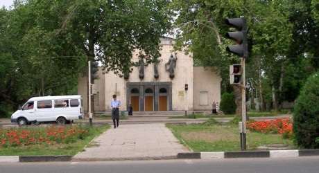 Молодежный театр имени Вохидова в Душанбе