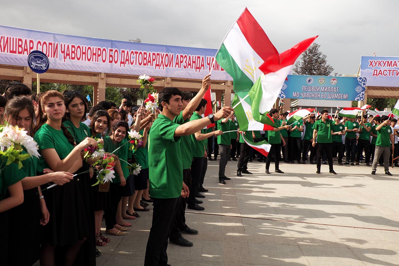 Эмомали Рахмон призвал таджикскую молодежь защищать государственные интересы