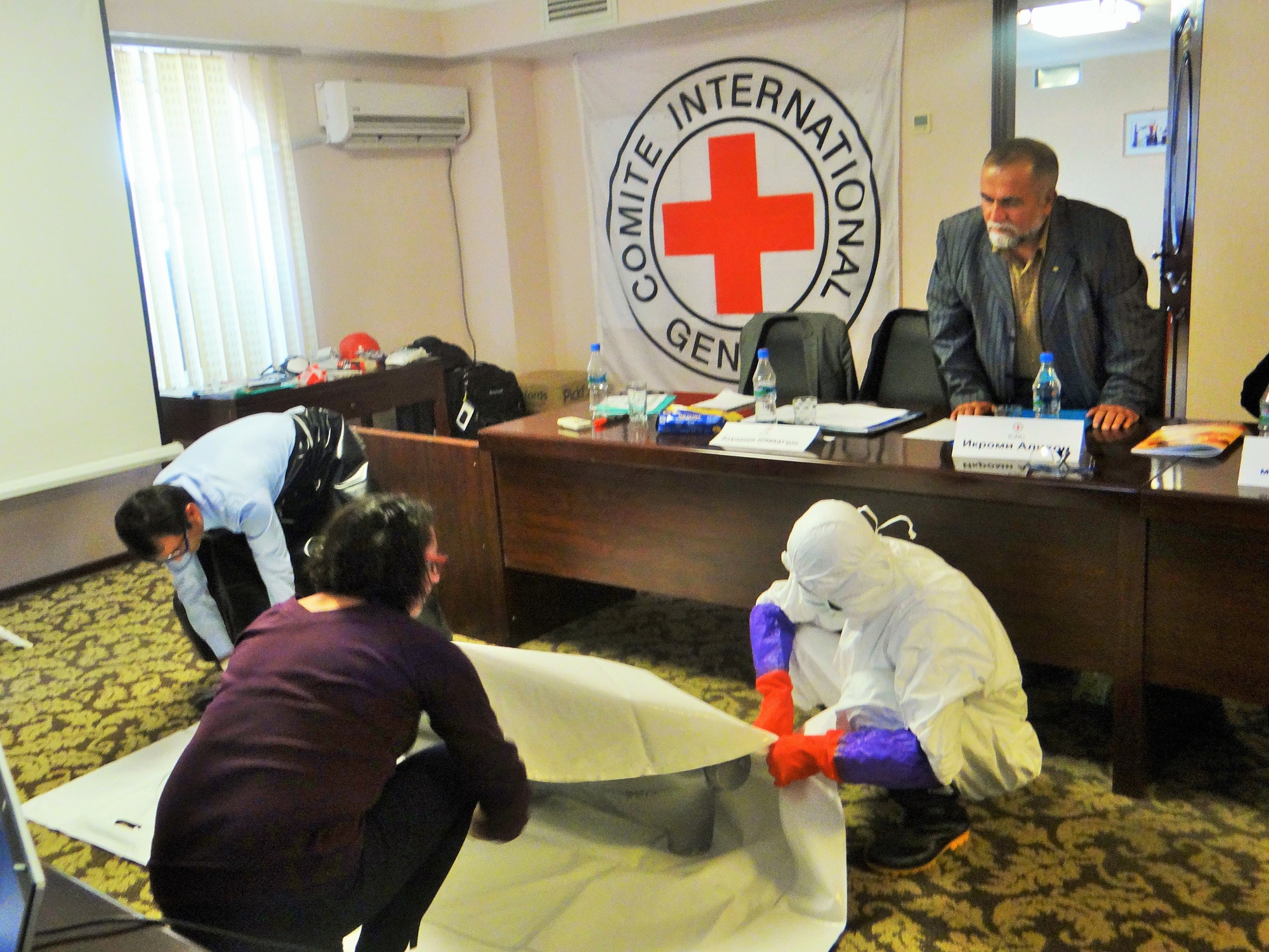 МККК обучит таджикских специалистов навыкам работы с человеческими останками
