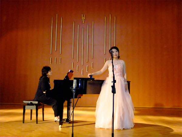 Китаянка-выпускница Таджикской консерватории исполнила таджикские песни