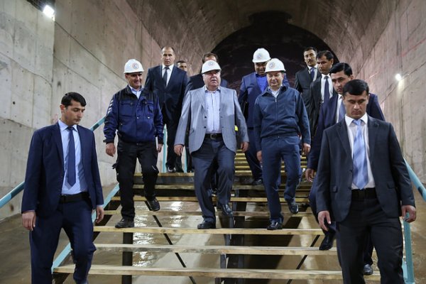 Ознакомление с ходом работ в строительном тоннеле третьего яруса Рогунской гидроэлектростанции