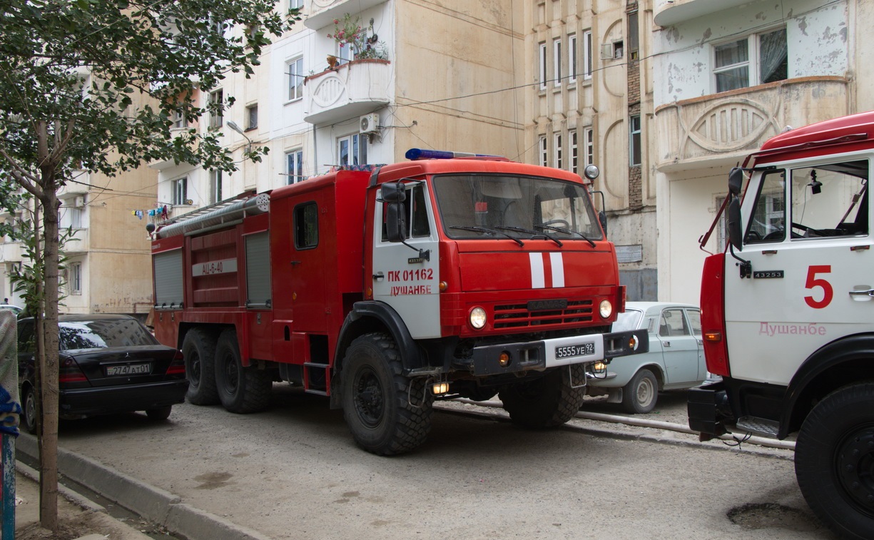 Российские военные потушили пожар в жилом доме на окраине Душанбе