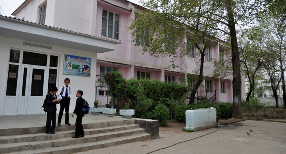Впервые выпускники Таджикистана покинули стены школ без торжества