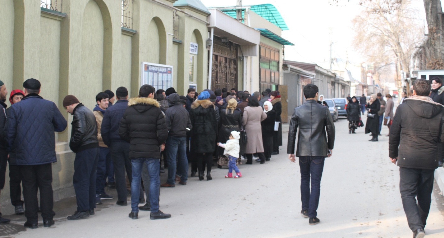 Очередь у представительства МВД РФ в Душанбе, январь 2017 года