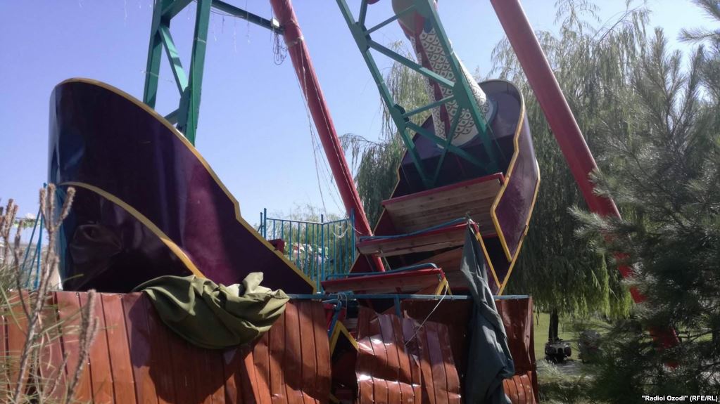 В Душанбе в парке рухнул аттракцион: пострадали 11 человек