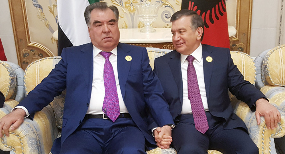Президент Таджикистана Эмомали Рахмон и глава Узбекистана Шавкат Мирзиёев на встрече в Эр-Рияде