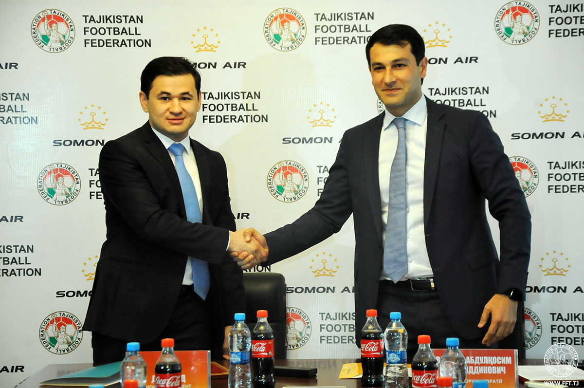 Вице-президент Федерации футбола Таджикистана Дилшод Джураев и коммерческий директор авиакомпании «Сомон Эйр» Абдулкосим Валиев.