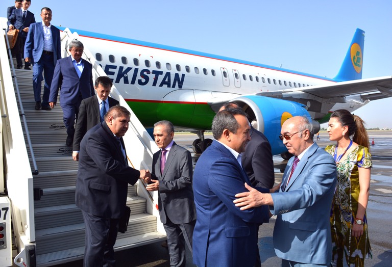 Делегацию Узбекистана во главае с вице-премьером Улугбеком Розикуловым встречают в душанбинском аэропорту, 20 июня 2017 года