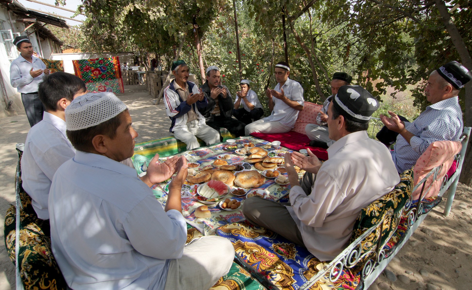 Кто рекомендует ввести регулирование мусульманских праздников в Таджикистане?