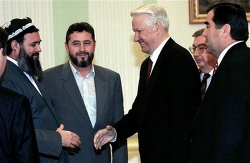 Слева направо: Сайид Абдулло Нури, один из лидеров ОТО Ходжи Акбар Тураджонзода, Борис Ельцин, Евгений Примаков, Эмомали Рахмон после подписания мирного договора в Москве