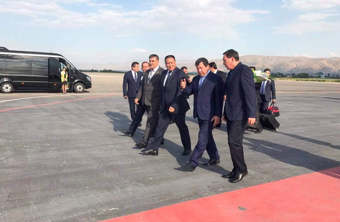 Каждого коллегу министр внутренних дел Таджикистана Рамазон Рахимзода встречал лично.