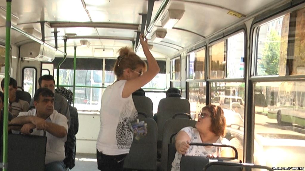 В троллейбусах Душанбе появились женщины-кондукторы