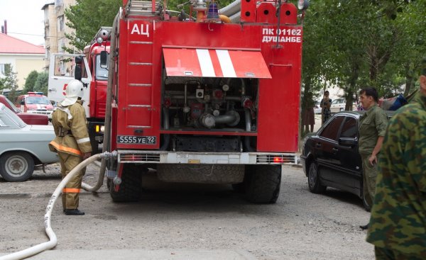 Российские военные потушили пожар в жилом доме на окраине Душанбе
