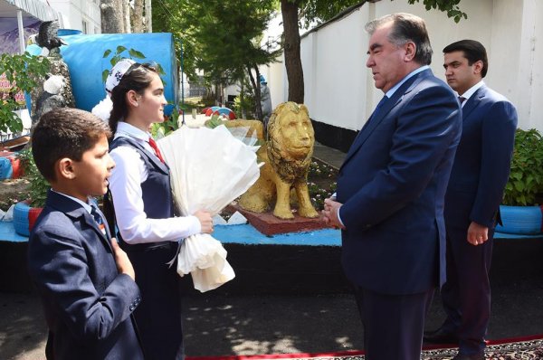 Эмомали Рахмон в канун Иди Рамазан посетил воспитанников вспомогательной школы–интерната №3 в Душанбе