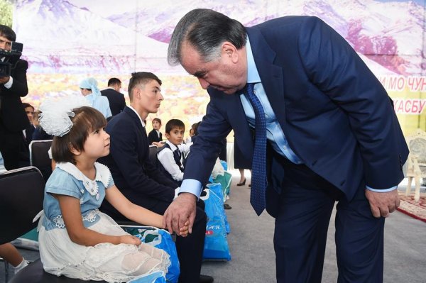 Эмомали Рахмон в канун Иди Рамазан посетил воспитанников вспомогательной школы–интерната №3 в Душанбе