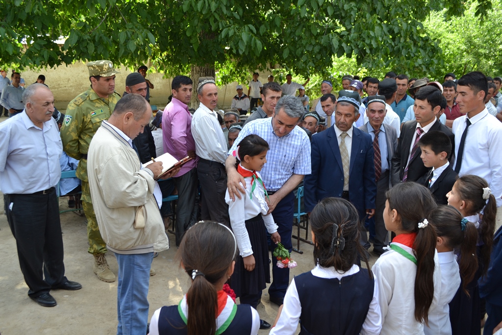 Председатель города Турсунзаде Суджоуддин Саломзода на встрече с жителями села Ханака