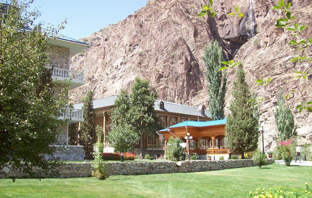 Загородная резиденция правительства Таджикистана «Пугус», расположенная в 40 км северней Душанбе в Варзобском ущелье.
