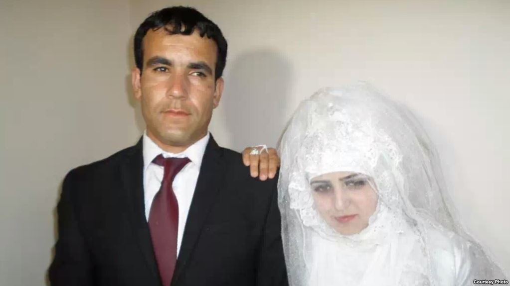 Зафар Пиров и Раджабби Хуршед в день свадьбы. Фото из семейного альбома