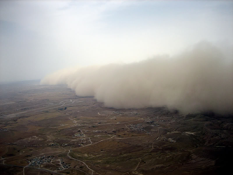 На Таджикистан надвигается пыльная буря. Закрываем окна