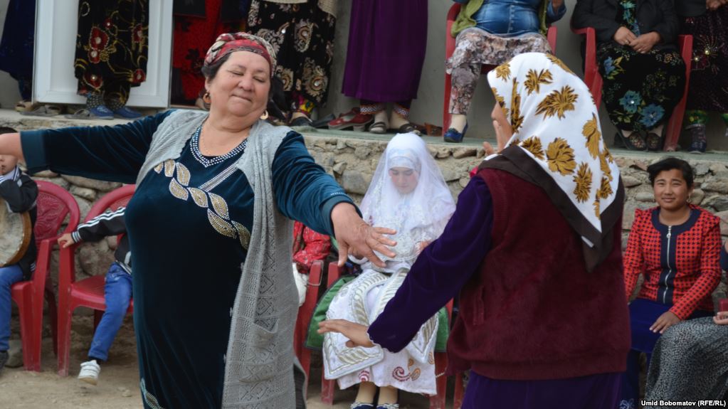 Эмомали Рахмон убежден: таджикский народ стал жить лучше. Из-за закона о традициях и обрядах