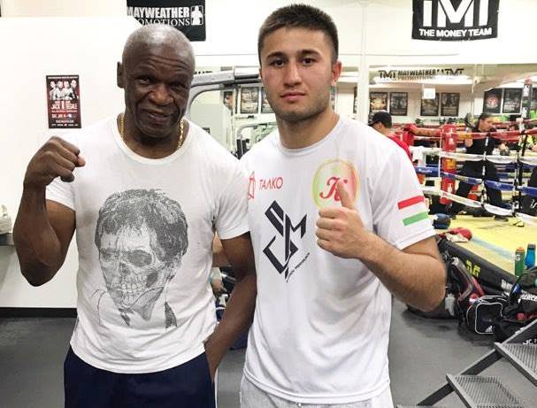 Молодой боксер-профессионал из Таджикистана Мехрубон Сангинов и его именитый американский тренер Флойд Мейвезер - старший.