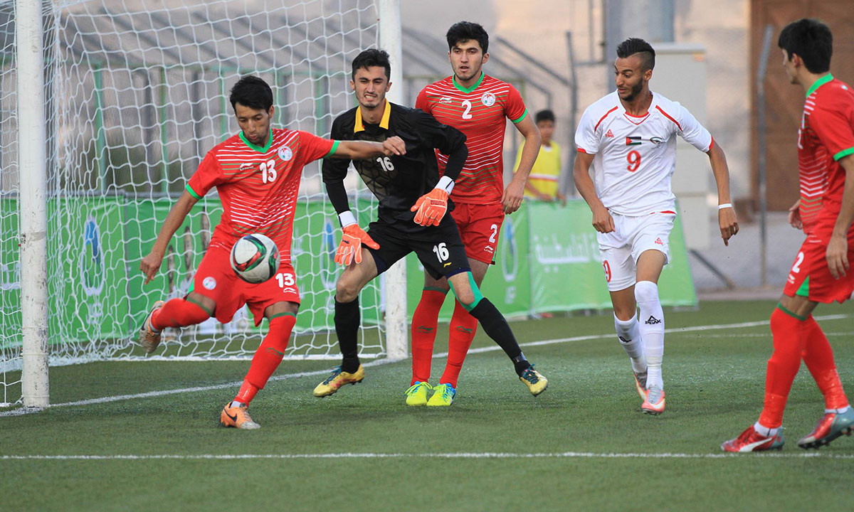 Игрок «молодежки» Таджикистане в игре с Палестиной срезал мяч в свои ворота