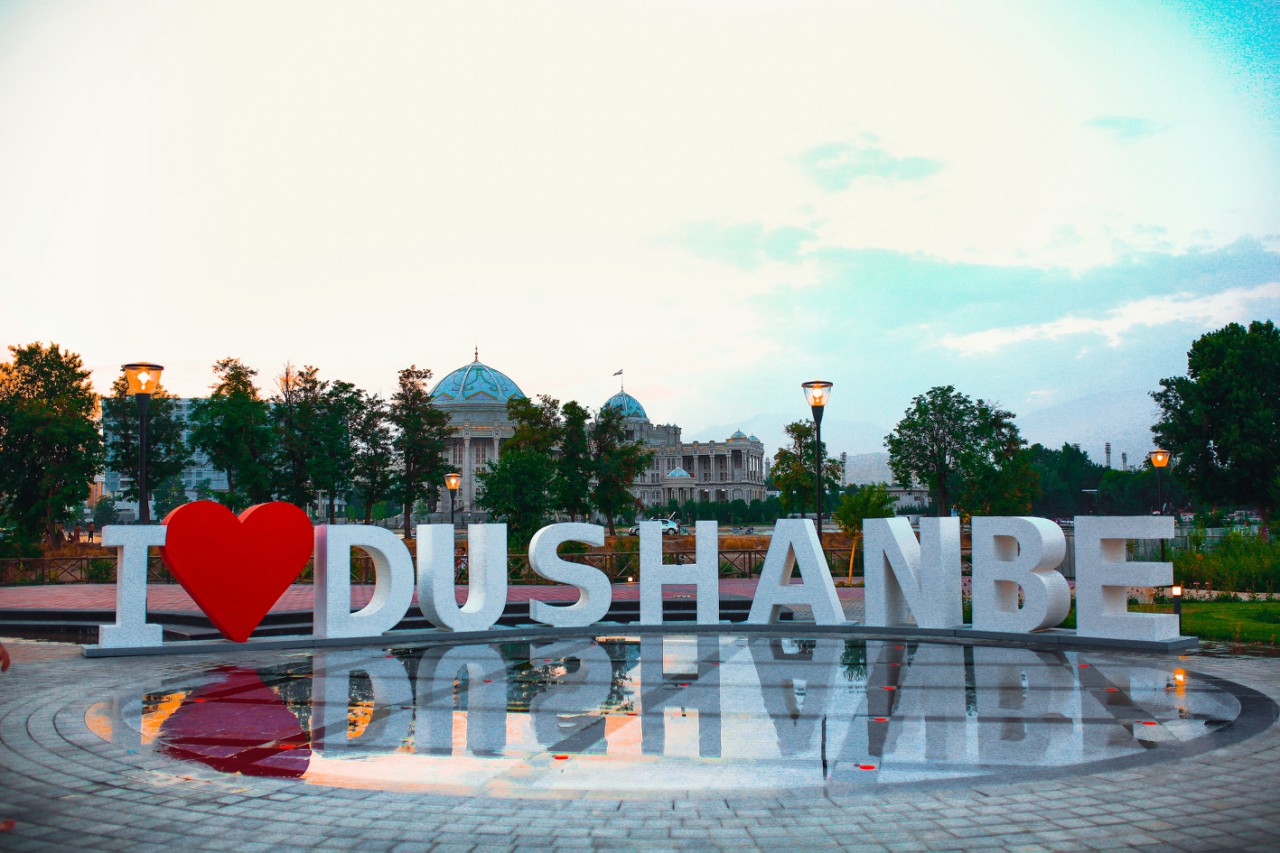 В Душанбе появилась инсталяция - признание в любви к городу