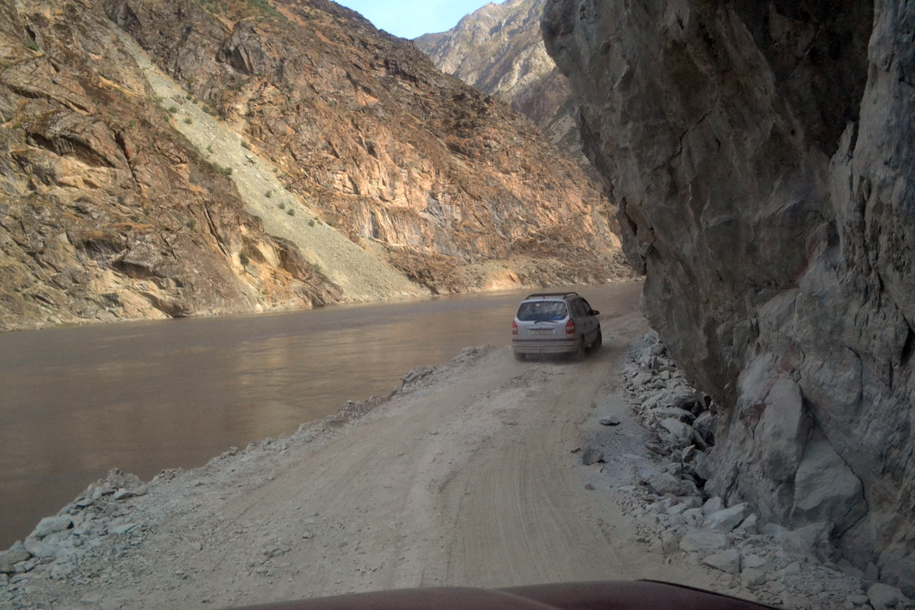Старая трасса сегодня находится под водой: это озеро образовалось 8 июля, когда на таджикскую территорию сошле оползень со стороны Афганистана