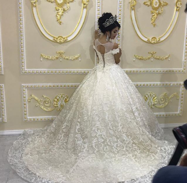 Модель Парвина Саидова показала свое свадебное платье