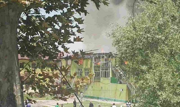 В Курган-тюбе горит гостиница