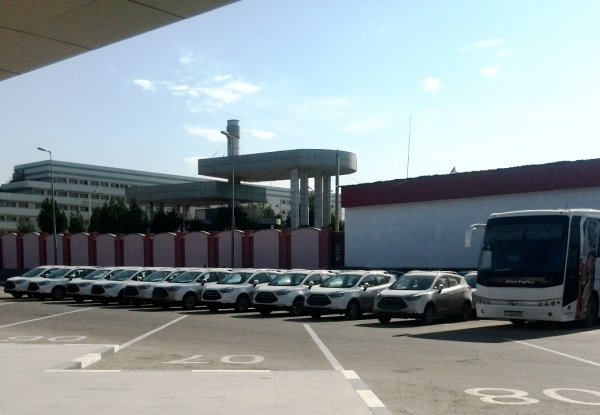 Первая партия новых такси прибыла в Душанбе. Пока это только 30 китайских JAC S3 казахской сборки