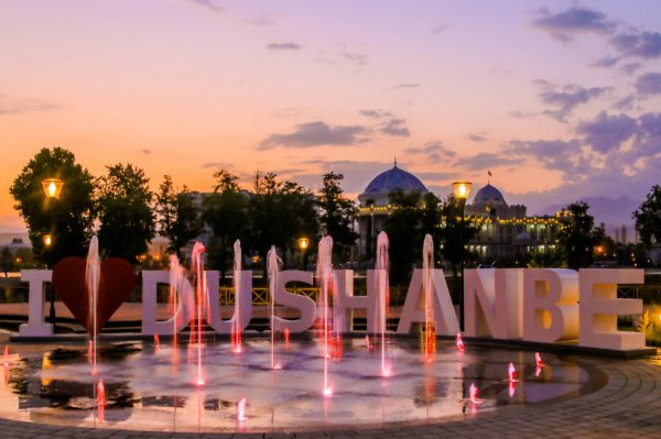 В Душанбе появилась инсталяция - признание в любви к городу