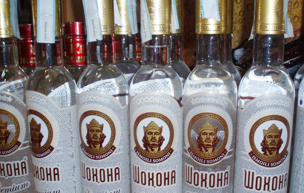 Таможня не дала добро. В Душанбе изъято 114 бутылок самопальной водки «Шохона»