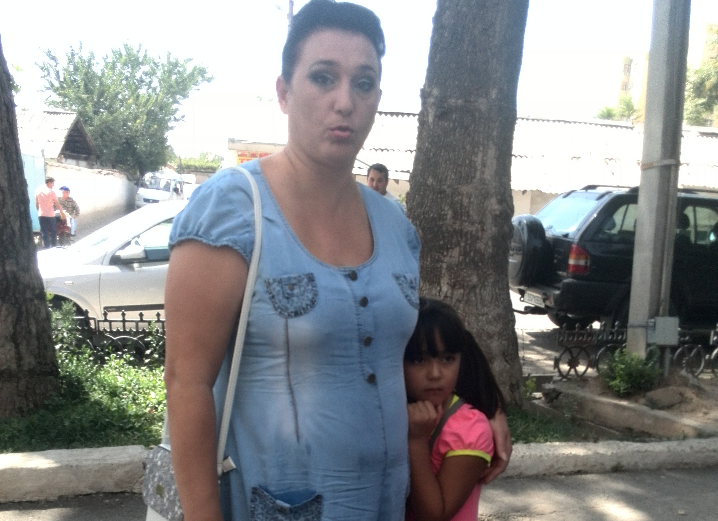 Татьяна Хужина с дочерью у здания суда в Душанбе